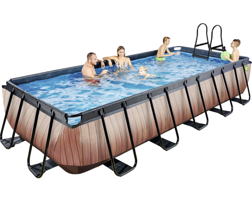 Rechteckiger Pool mit Holzverkleidung, Leiter und badenden Personen