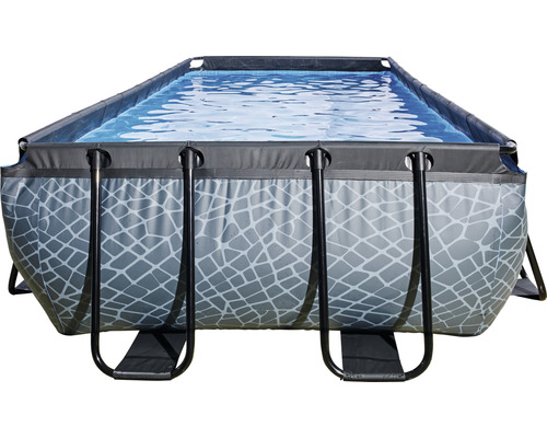 Rechteckiger Pool mit Metallrahmen und Wasser