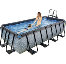 Rechteckiger Pool mit Stahlrahmen, Leiter und zwei Personen im Wasser