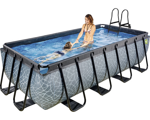 Rechteckiger Pool mit Stahlrahmen, Leiter und zwei Personen im Wasser