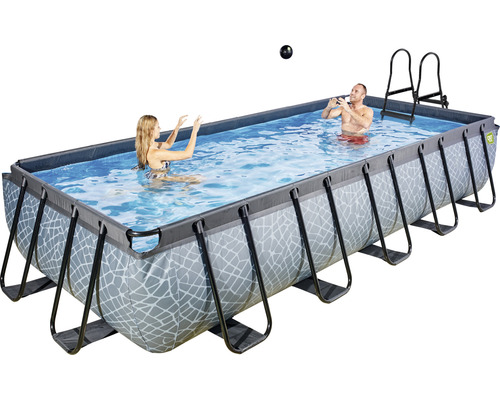 Rechteckiger Pool mit Stahlrahmen, Leiter und spielenden Personen