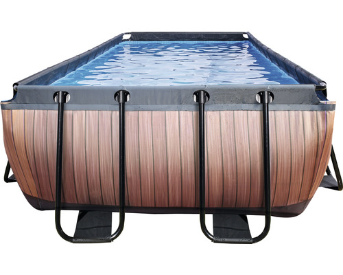 Rechteckiger Swimmingpool mit Holzverkleidung und Stahlrahmen