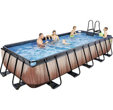 Rechteckiger Pool mit Holzverkleidung und Personen im Wasser