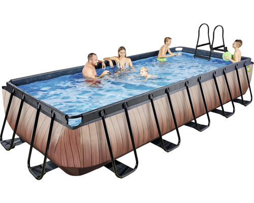 Rechteckiger Pool mit Holzverkleidung und Personen im Wasser