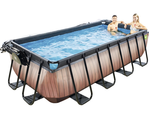 Rechteckiger Frame-Pool mit Holzoptik und zwei Personen im Wasser
