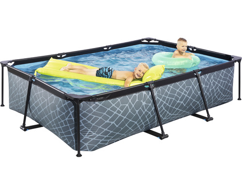 Rechteckiger Frame-Pool mit Buben auf Luftmatratze und Schwimmreifen