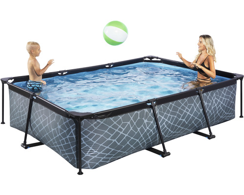 Rechteckiger Frame Pool mit Personen und einem Ball
