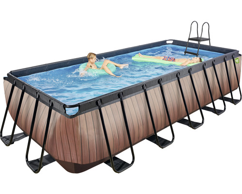 Rechteckiger Pool mit Holzverkleidung, Leiter und spielenden Kindern