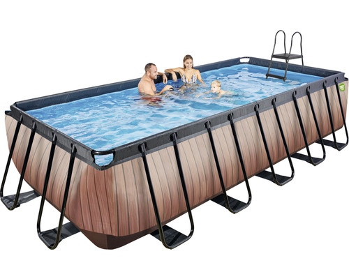 Rechteckiger Swimmingpool mit Holzverkleidung, Leiter und badenden Personen.
