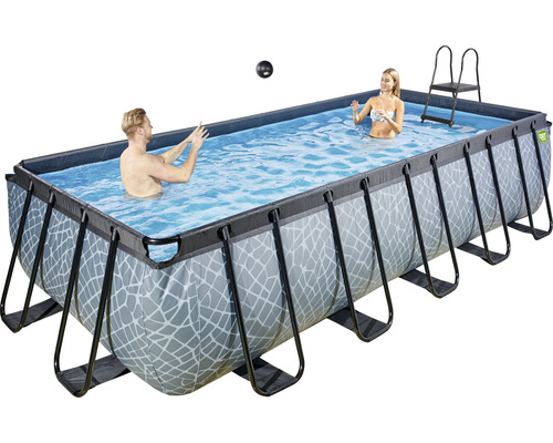 Rechteckiger Pool mit Personen und Leiter