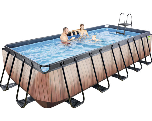 Rechteckiger Pool mit Holzoptik und Familie im Wasser, inklusive Leiter
