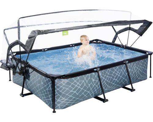 Rechteckiger Pool mit Überdachung und spielendem Kind