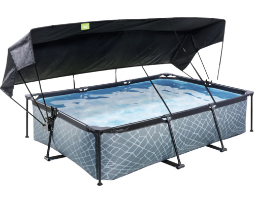 Rechteckiger Pool mit Sonnensegel für den Garten.