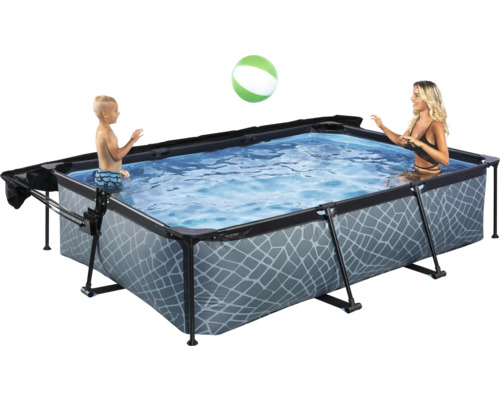 Rechteckiger Frame-Pool mit Personen und Ball im Garten