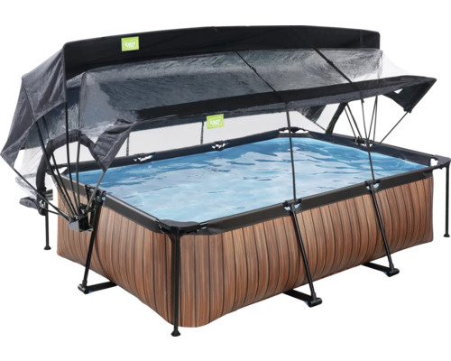 Rechteckiger Pool mit Holzverkleidung und schwarzer Poolabdeckung