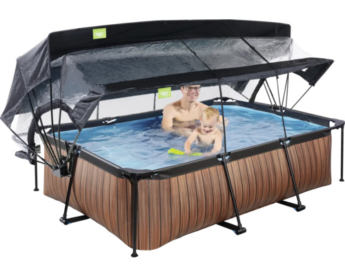 Rechteckiger Pool mit Überdachung und Holzverkleidung mit zwei Personen im Wasser