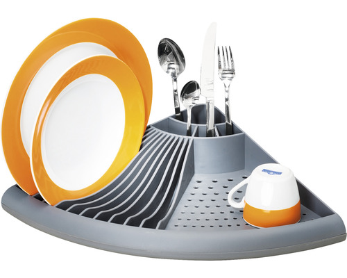 Geschirrständer mit Tellern, Tasse und Besteck