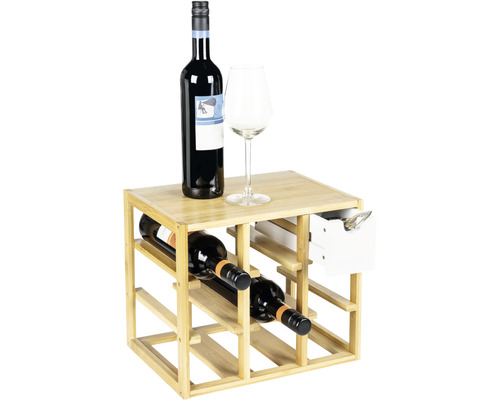 Weinregal aus Bambus mit Flaschen und Glas