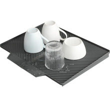 Geschirrabtropfmatte mit Tassen und Glas