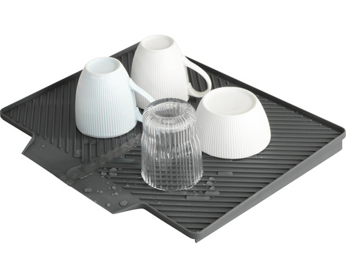 Geschirrabtropfmatte mit Tassen und Glas