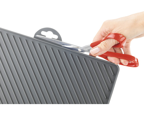 Zuschneidbare Arbeitsplatzmatte mit Schere