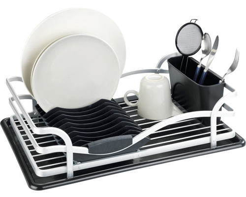 Geschirrtrockner mit Tellern, Tasse und Besteck