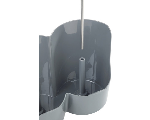 Detailansicht eines grauen Blumentopfes mit Bewässerungssystem