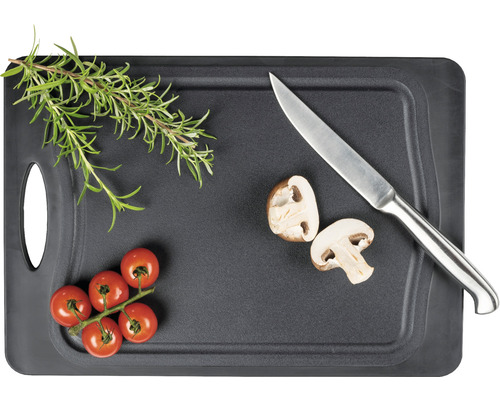 Schneidebrett mit Kräutern, Tomaten, Pilzen und Messer