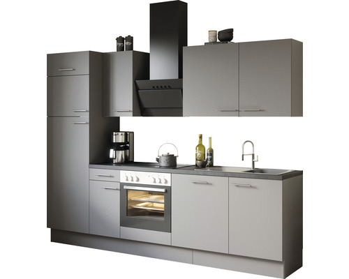 Küchenzeile mit Spüle, Herd, Dunstabzugshaube und Schränken