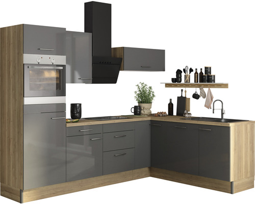 Moderne Küche mit grauen Schränken, Holzarbeitsplatte und integrierten Geräten