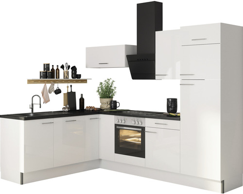 Moderne Küche mit weißen Schränken, schwarzer Arbeitsplatte und Dunstabzugshaube.