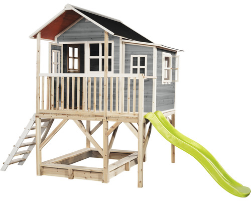 Spielhaus aus Holz mit Rutsche und Sandkasten