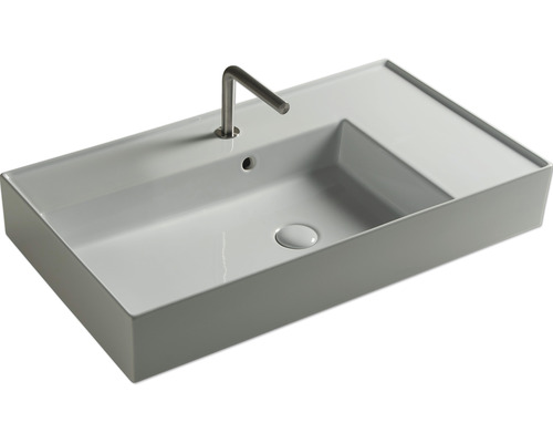 Rechteckiges Waschbecken aus Keramik mit Armatur