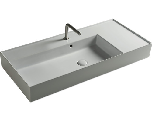 Waschtisch aus Sanitärkeramik mit Armatur