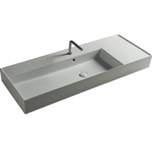 Waschtisch aus Sanitärkeramik mit Armatur