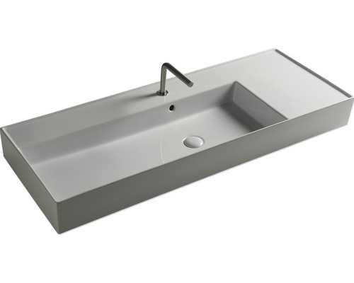 Waschtisch aus Sanitärkeramik mit Armatur