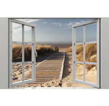 Offenes Fenster mit Blick auf einen Strand mit Holzsteg