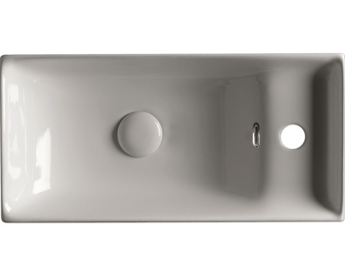 Aufsicht auf ein rechteckiges Keramikwaschbecken mit Ablaufgarnitur