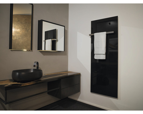 Modernes Badezimmer mit Waschtisch, Spiegeln und Handtuchwärmer