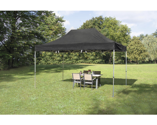 Schwarzer Faltpavillon mit Tisch und Stühlen im Garten