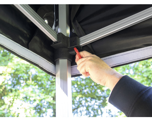 Detailansicht eines Pavillons beim Arretieren des Gestells