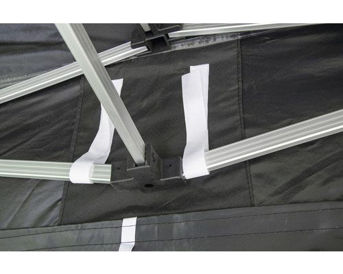 Detailansicht des Gestells eines Pavillons mit Befestigungsbändern