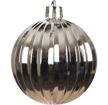 Silberne gerillte Weihnachtskugel