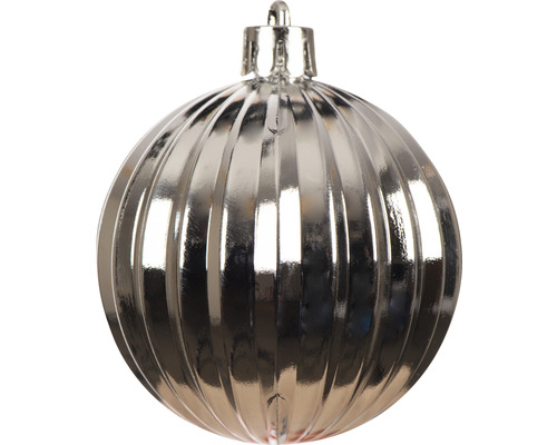Silberne gerillte Weihnachtskugel