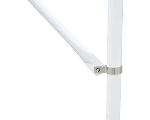 Detailaufnahme von einem Sonnenschirmgestell mit Strebe und Metallschelle.