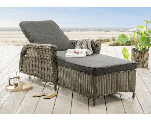 Gartenliege Destiny CASA 202x83x58 cm inkl. Auflage, Polyrattan, vintage grau Geflochtene Gartenliege mit Auflage, Buch und Pflanze im Hintergrund