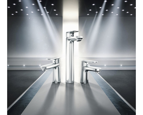 Drei Armaturen unterschiedlicher Höhe auf einer Ablagefläche