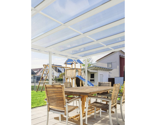 Terrasse mit Überdachung, Tisch und Stühlen in einem Garten
