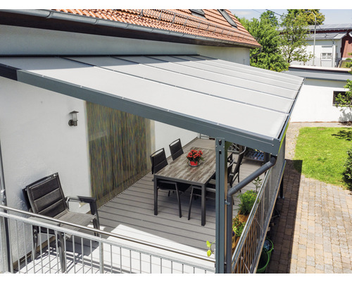 Terrasse mit Überdachung, Tisch und Stühlen