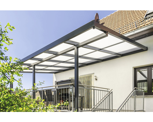 Terrassenüberdachung aus Aluminium mit Grill auf der Terrasse